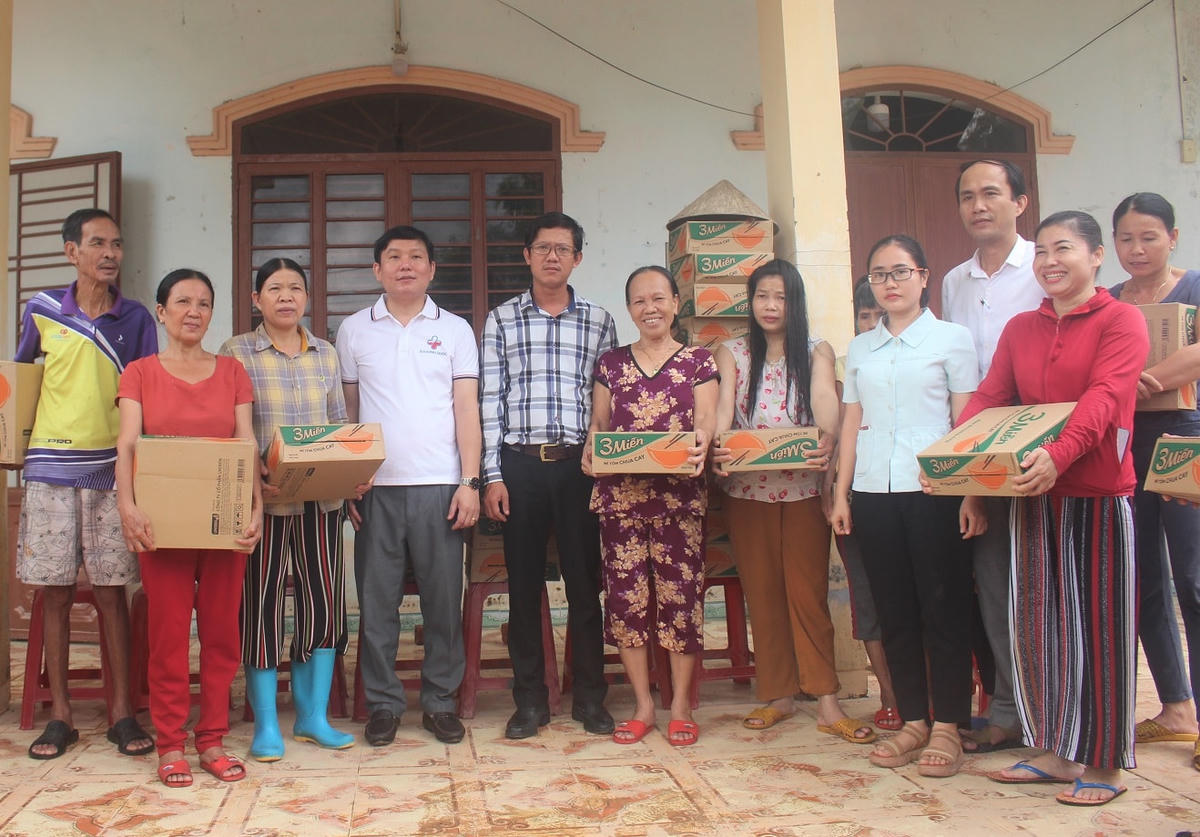 Trao quà cho người dân khối phố Trường Đồng, ở Tam Kỳ.