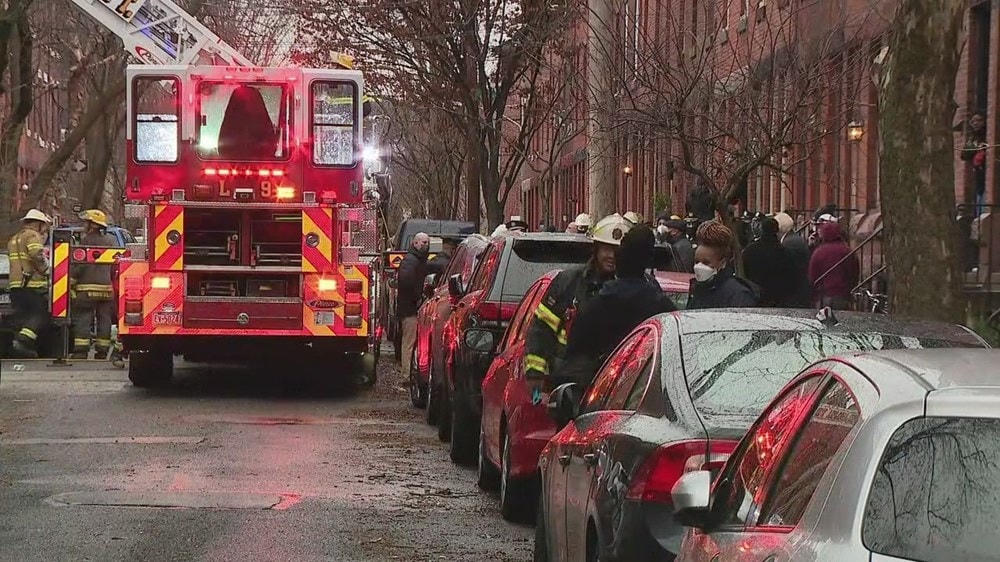 Ngọn lửa bùng phát bên trong một ngôi nhà gồm 2 căn hộ. (Nguồn: fox2detroit.com).