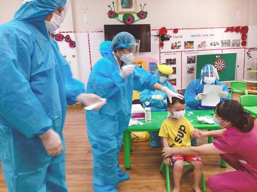 Nhân viên y tế lấy mẫu xét nghiệm cho học sinh trường Mầm non Sao Mai, TP Bắc Ninh. Nguồn: SKĐS.