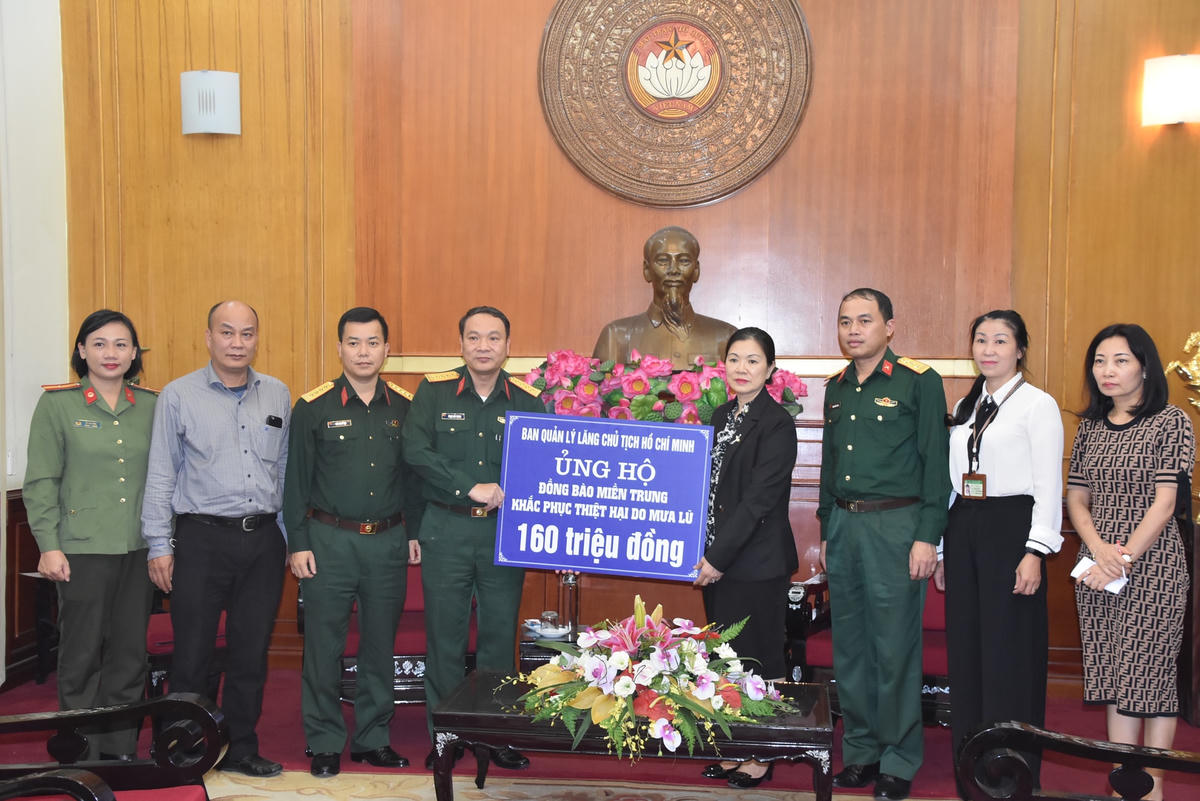 Phó Chủ tịch Trương Thị Ngọc Ánh tiếp nhận ủng hộ từ Ban quản lý Lăng Chủ tịch Hồ Chí Minh.