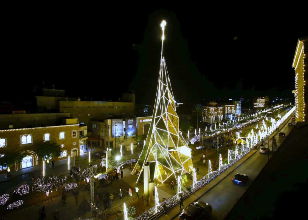 Lebanon - thành phố Byblos trưng bày một cây thông Noel với thiết kế đương đại. 