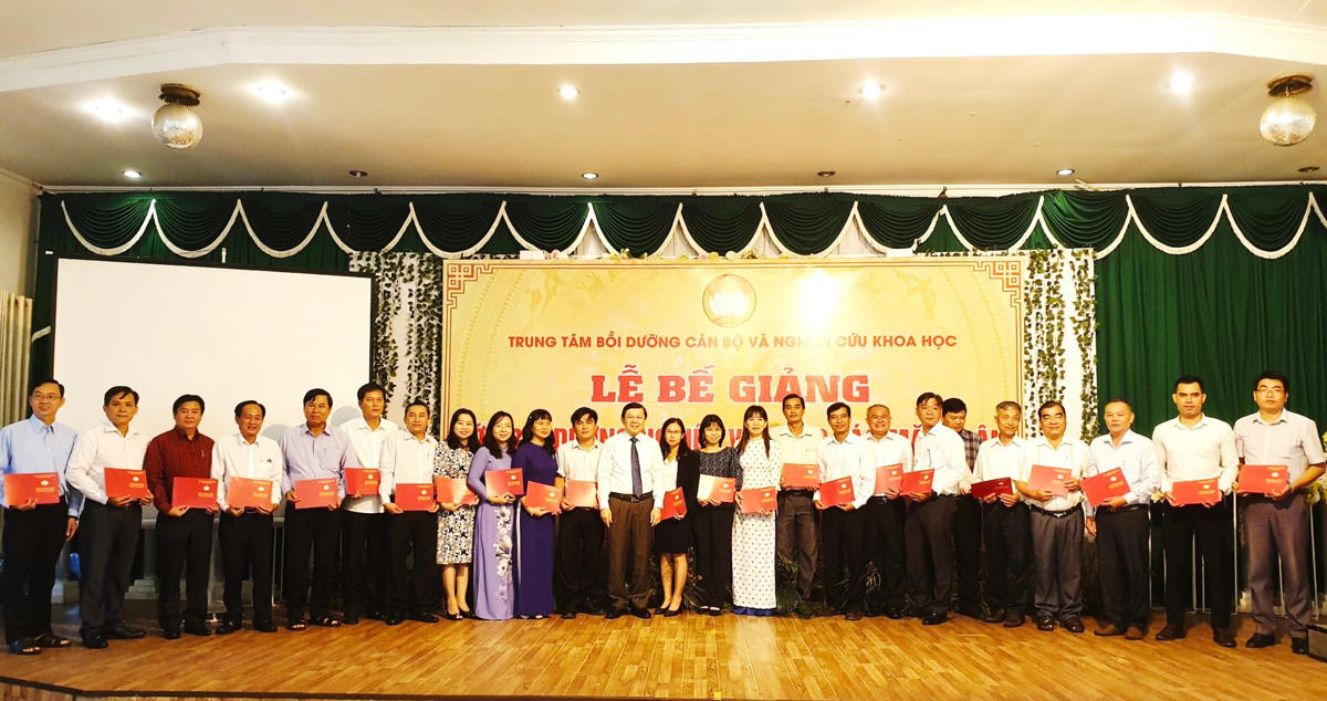 Phó Chủ tịch Nguyễn Hữu Dũng trao giấy chứng nhận cho các học viên.