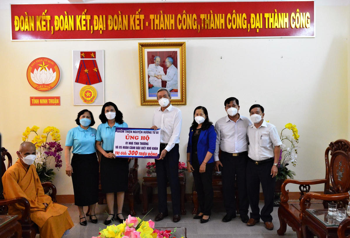 Nhóm Thiện nguyện Hương Từ Bi ủng hộ 1 nhà tình thương và 5 hoàn cảnh đặc biệt khó khăn trị giá 300 triệu đồng, cho Uỷ ban MTTQ Việt Nam tỉnh Ninh Thuận.