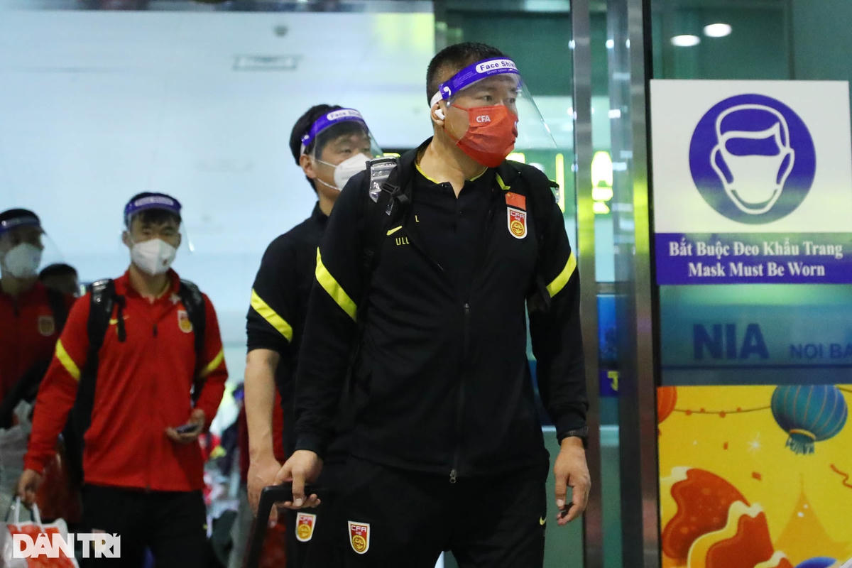 Mất khoảng nửa tiếng làm thủ tục, các cầu thủ Trung Quốc cuối cùng cũng xuất hiện di chuyển về phía xe di chuyển.