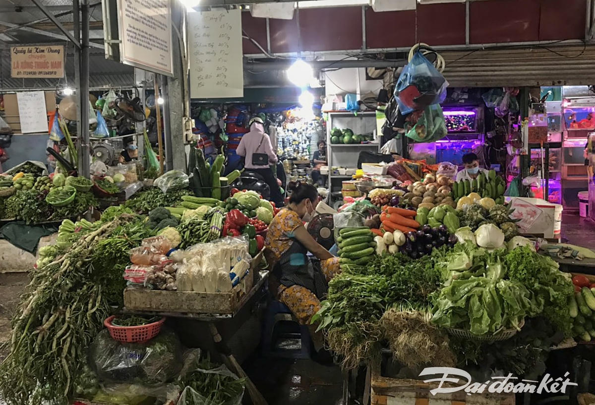 [ẢNH] Thực phẩm, đồ thiết yếu sẵn hàng, người dân Thủ đô không nên tích trữ