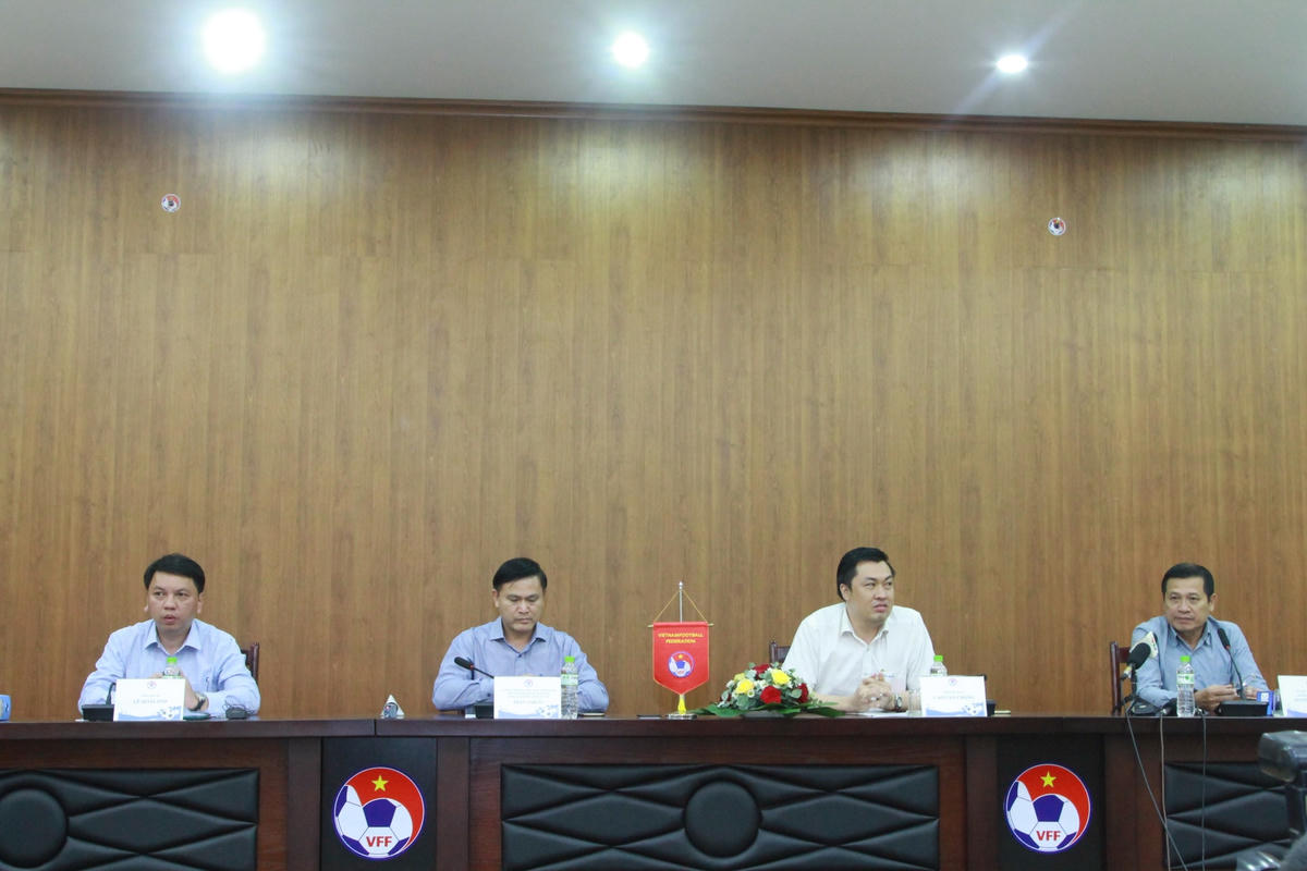 Lãnh đạo VFF và VPF thông báo không hủy V.league.  Ảnh: K.V