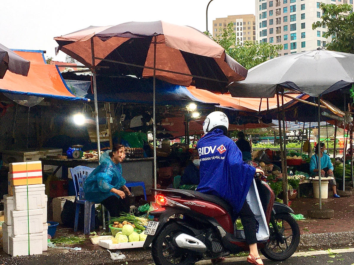 Thậm chí, ngay cả khi bán hàng cho khách, người phụ nữ này cũng không đeo khẩu trang.