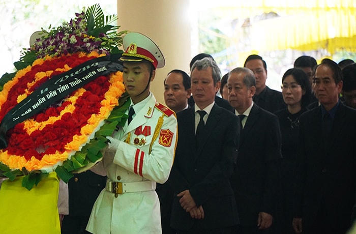 Phó Thủ tướng Trịnh Đình Dũng viếng 13 liệt sĩ hy sinh ở Rào Trăng 3