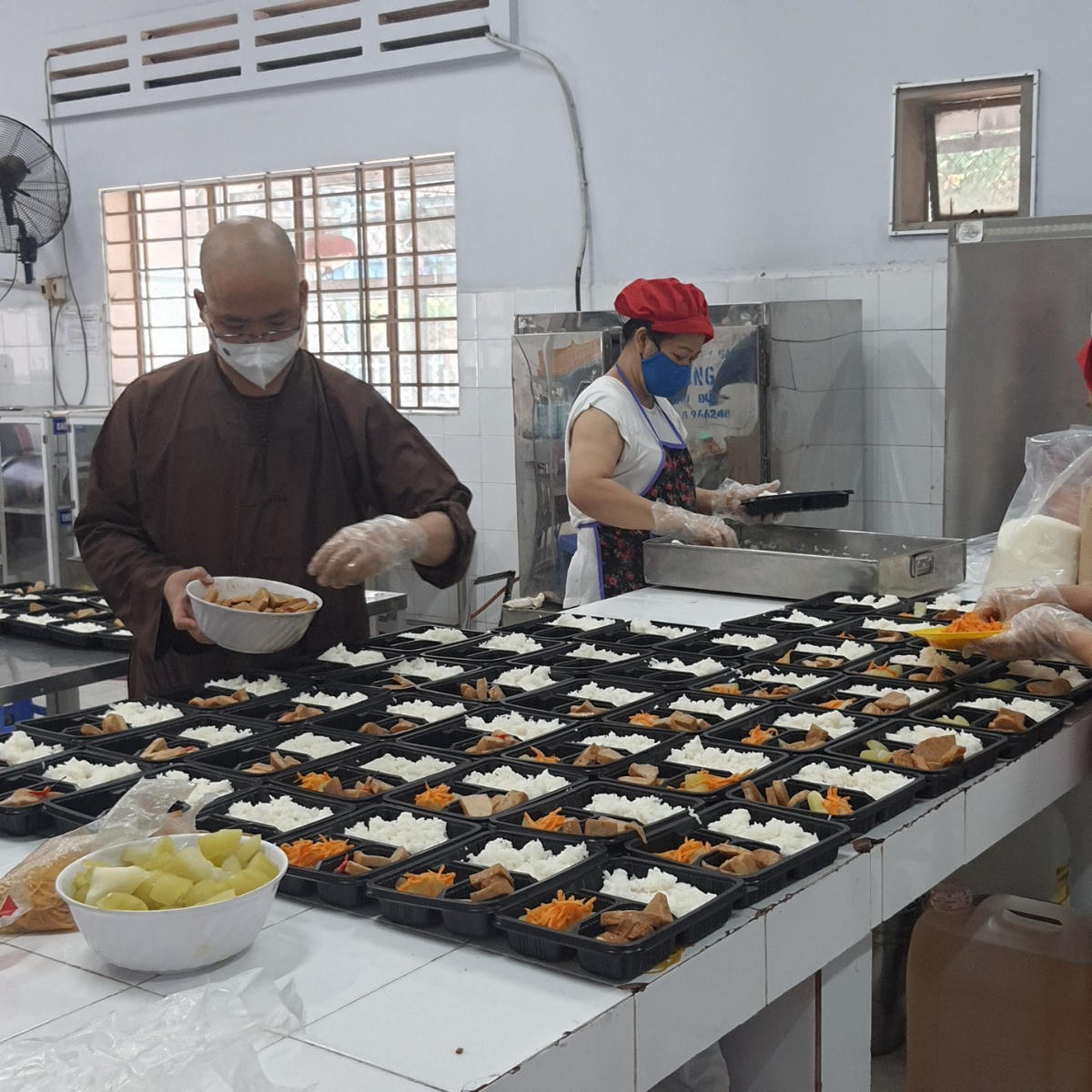 Những phần cơm được các tăng ni, phật tử cho vào hộp để phục vụ người nghèo và các cán bộ, y bác sỹ làm nhiệm vụ tuyến đầu phòng, chống dịch Covid-19.