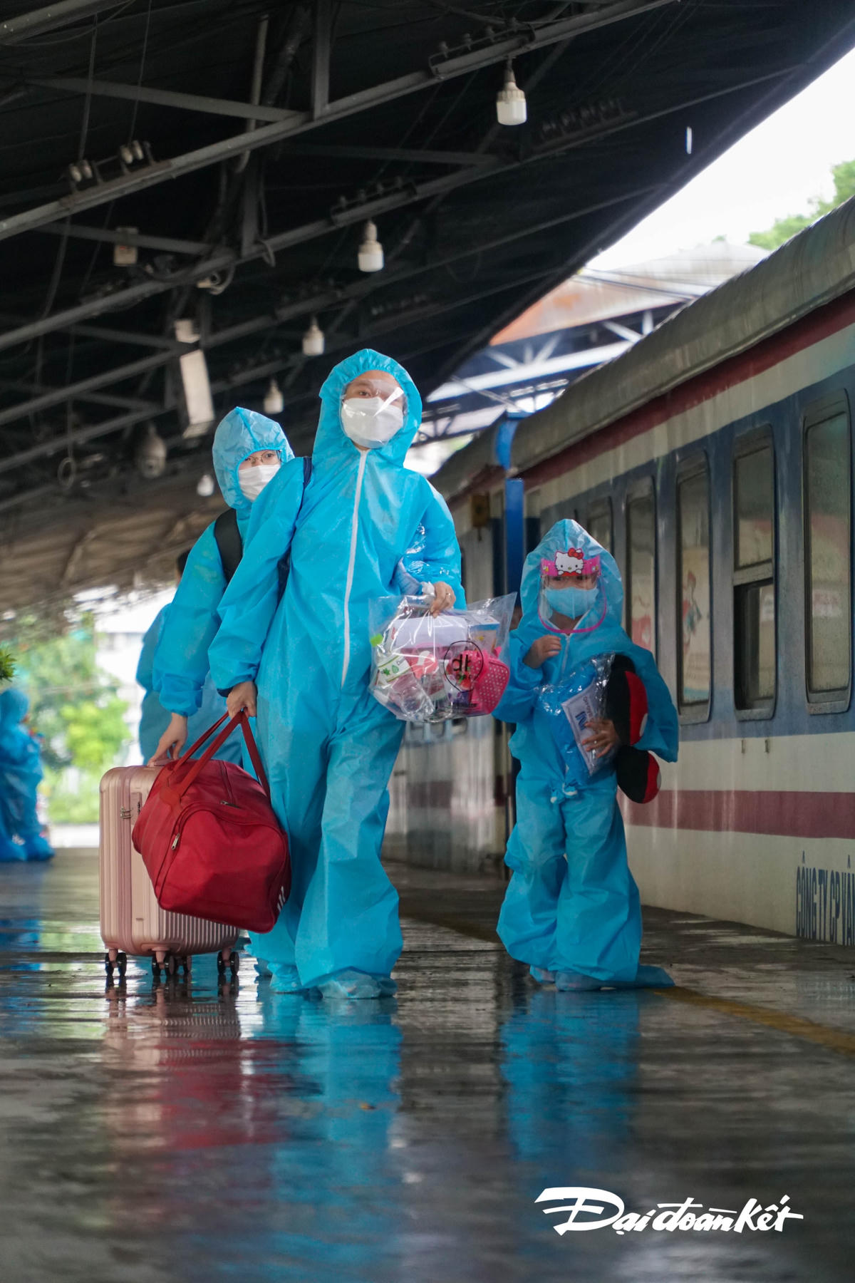 Một bé gái cùng mẹ về quê nhà.