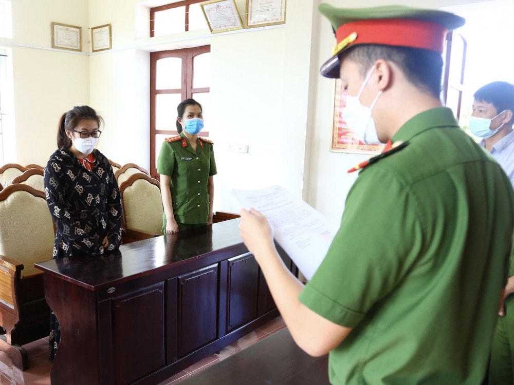 Cảnh sát đọc lệnh bắt Nguyễn Thị Hằng Hà.