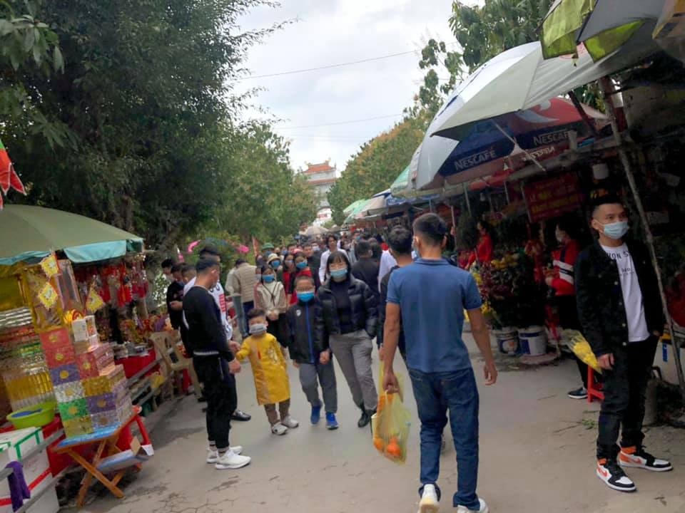 Khách thập phương đổ về đền ông Hoàng Mười ngày đầu năm để dâng lễ dù dịch bệnh đang phức tạp.