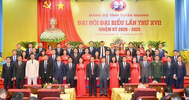 Ban Chấp hành Đảng bộ Tuyên Quang khóa XVII ra mắt Đại hội.