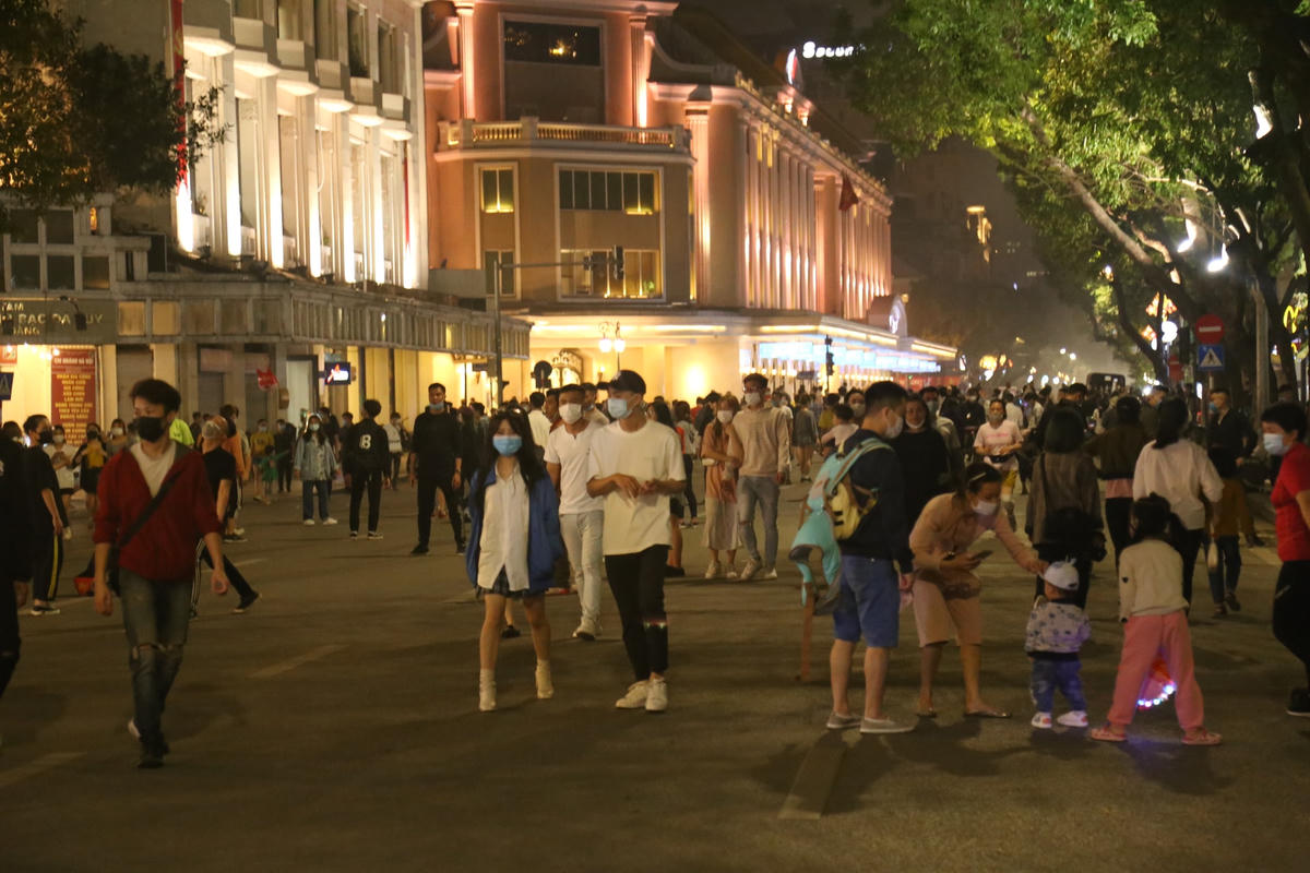 Phố đi bộ đông vui ngày đầu mở cửa trở lại. Ảnh: Lan Anh. 