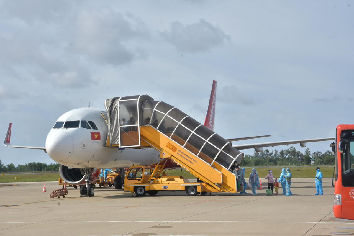 Chuyến bay đưa 149 thai phụ từ TP Hồ Chí Minh về quê hạ cánh an toàn xuống Cảng hàng không quốc tế Phú Bài vào chiều 5/10.