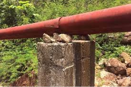 Hiện trạng công trình cấp nước sinh hoạt huyện Ia H’Drai hoàn thiện sơ sài, kê tạm bợ bằng một vài hòn đá.