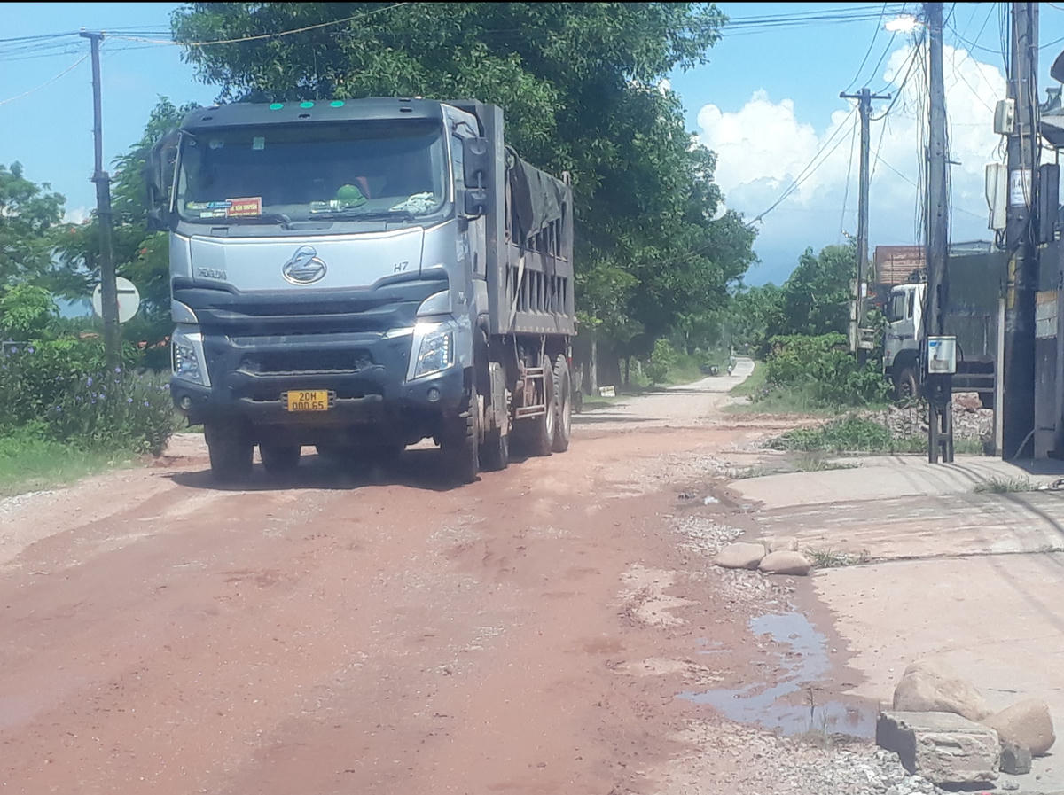 Các phương tiện vận chuyển đất, đá, vật liệu rời phục vụ các dự án không nghiêm chỉnh chấp hành Luật giao thông gây hư hỏng đường nghiêm trọng.