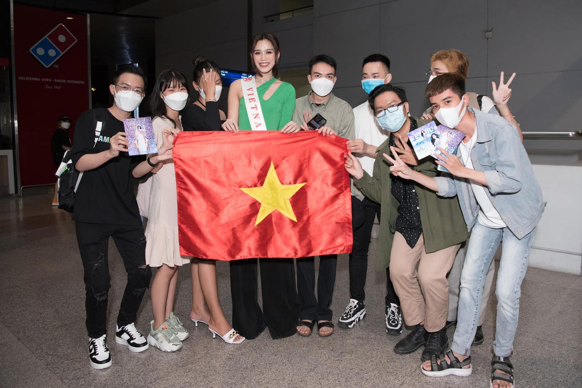 Người hâm mộ vây lấy cô, dặn dò Đỗ Hà trước khi lên đường. 