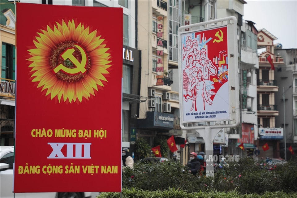 Cụm pano cỡ lớn trên đường Điện Biên Phủ (Hà Nội) chào mừng Đại hội XIII của Đảng. Ảnh: Tô Thế.