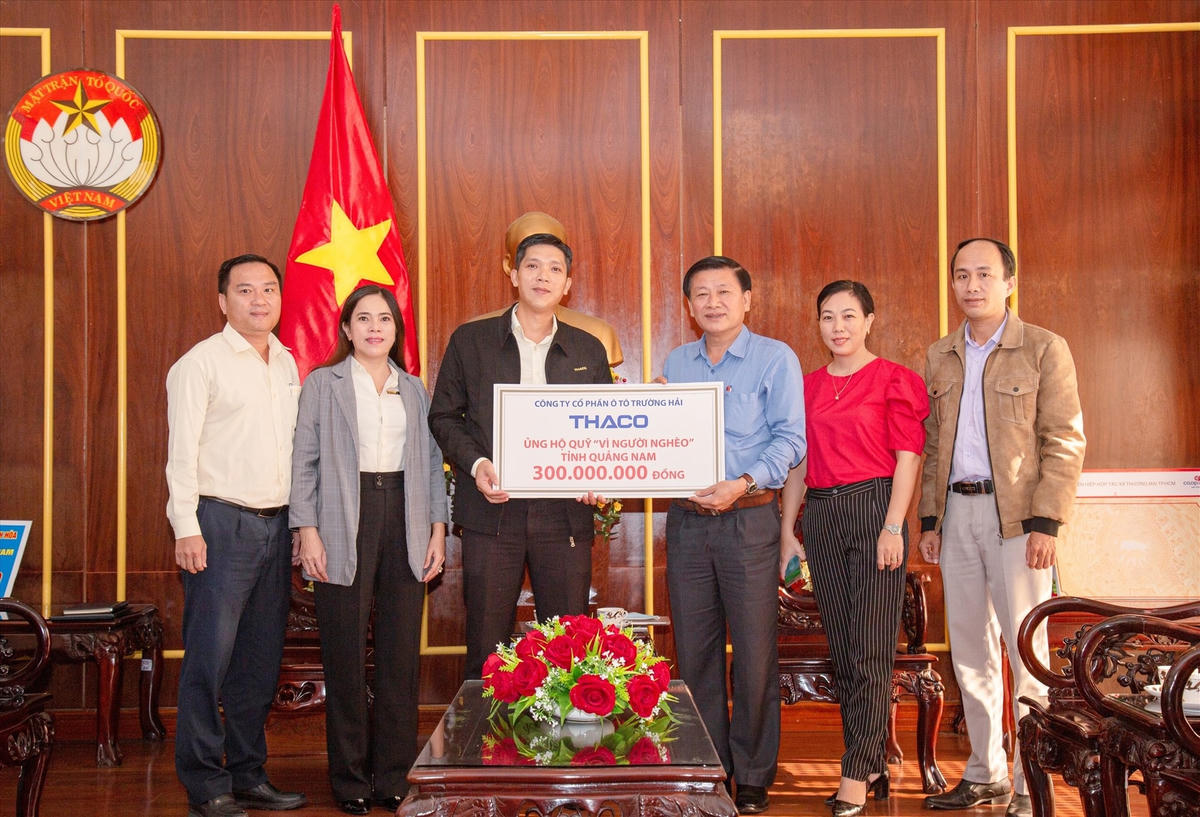 Đại diện Thaco ủng hộ 300 triệu đồng ủng hộ quỹ vì người nghèo.