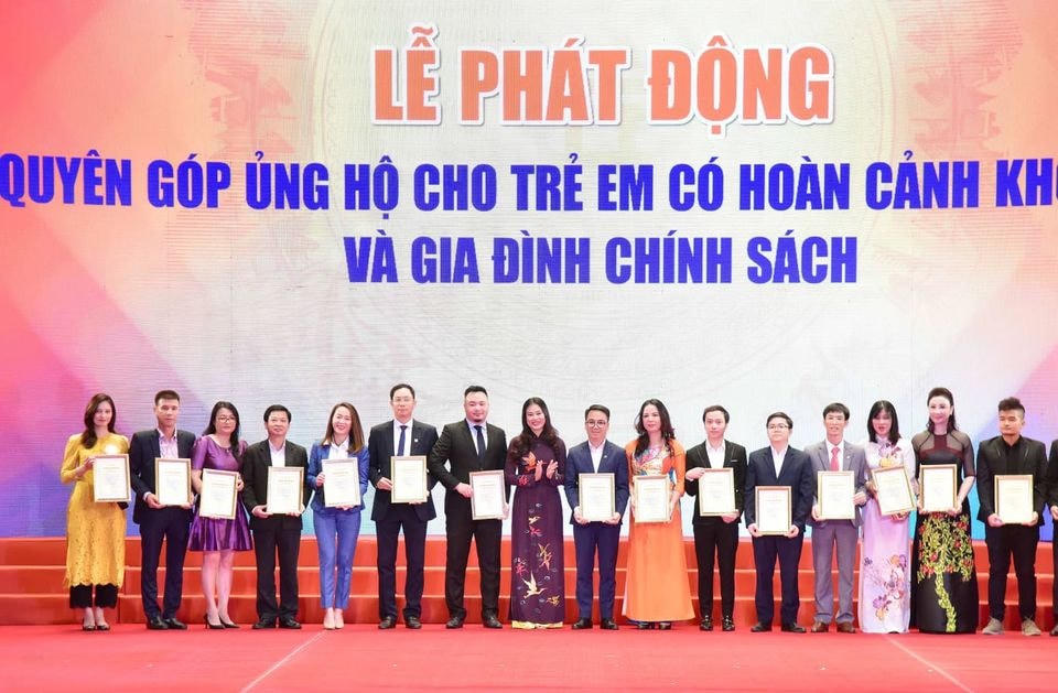 Giám đốc Sở Lao động, Thương binh và Xã hội Hà Nội Bạch Liên Hương tiếp nhận quyên góp ủng hộ cho trẻ em có hoàn cảnh khó khăn và các gia đình chính sách trên địa bàn thành phố Hà Nội. Ảnh: Quang Vinh.