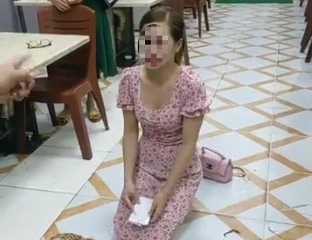 Hình ảnh được cho là cô gái trẻ quỳ tại quán Nhắng nướng Hiền Thiện.