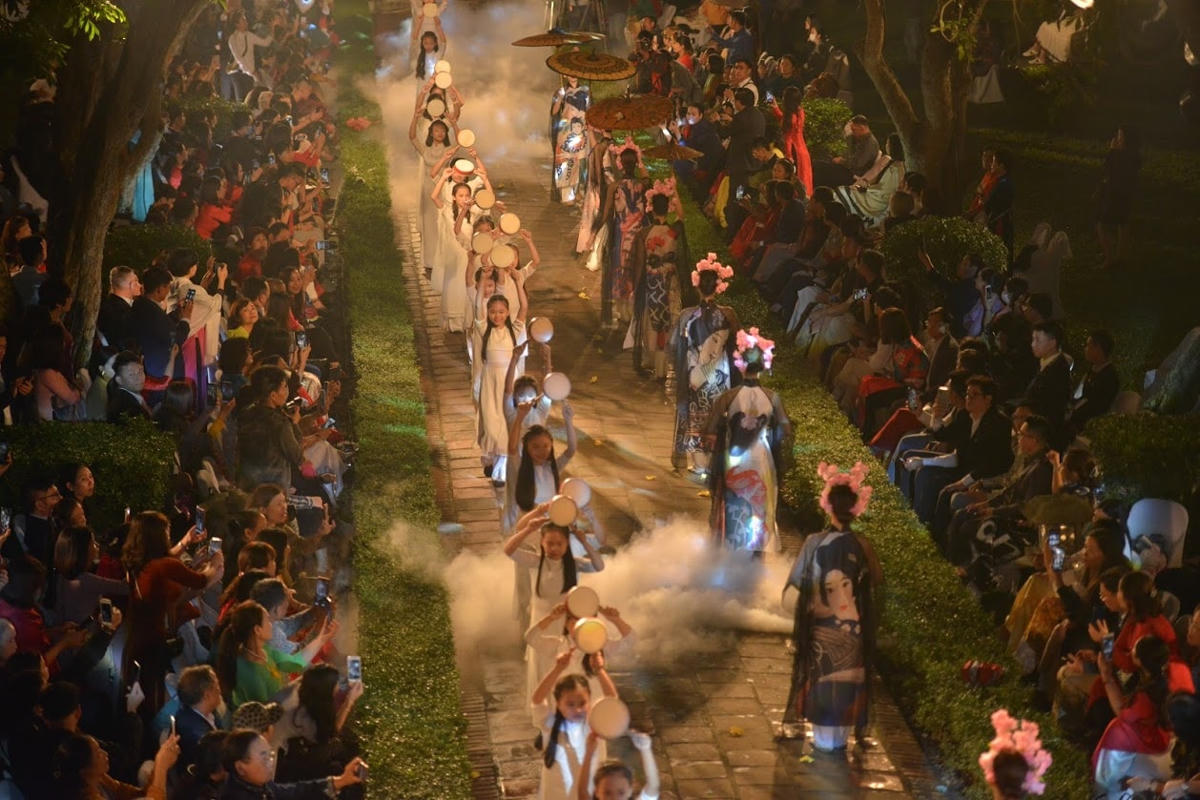 Hơn 600 bộ áo dài đa dạng về kiểu dáng, xu hướng, màu sắc của 15 nhà thiết kế Việt Nam và quốc tế cùng hội tụ tại không gian văn hóa Văn Miếu - Quốc Tử Giám (Hà Nội) tối 9/4. Ảnh: Quang Vinh.