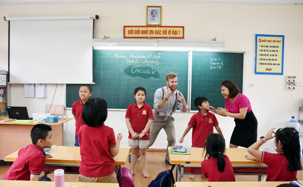 Trong một giờ học tiếng Anh có giáo viên người nước ngoài.