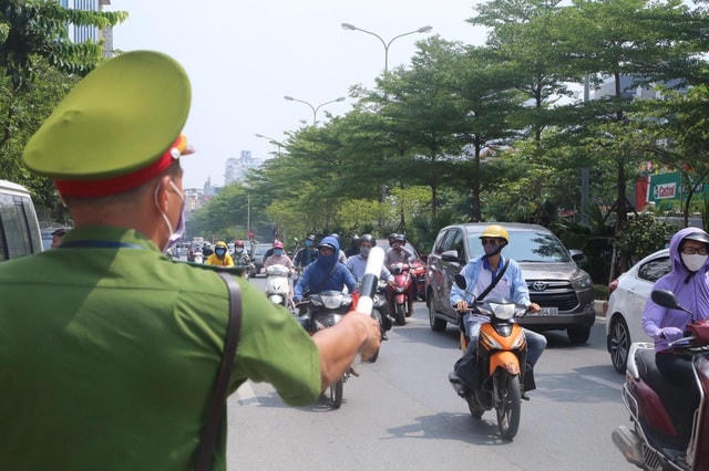 Để phòng, chống dịch bệnh, quận Cầu Giấy đã lập tức phong toả cửa hàng này.  