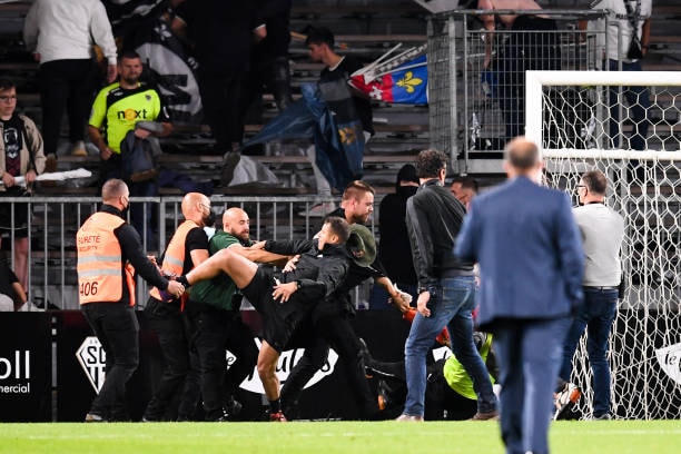 Khán giả giải Ligue 1 lần thứ 3 gây hỗn loạn từ khi Messi đến thi đấu