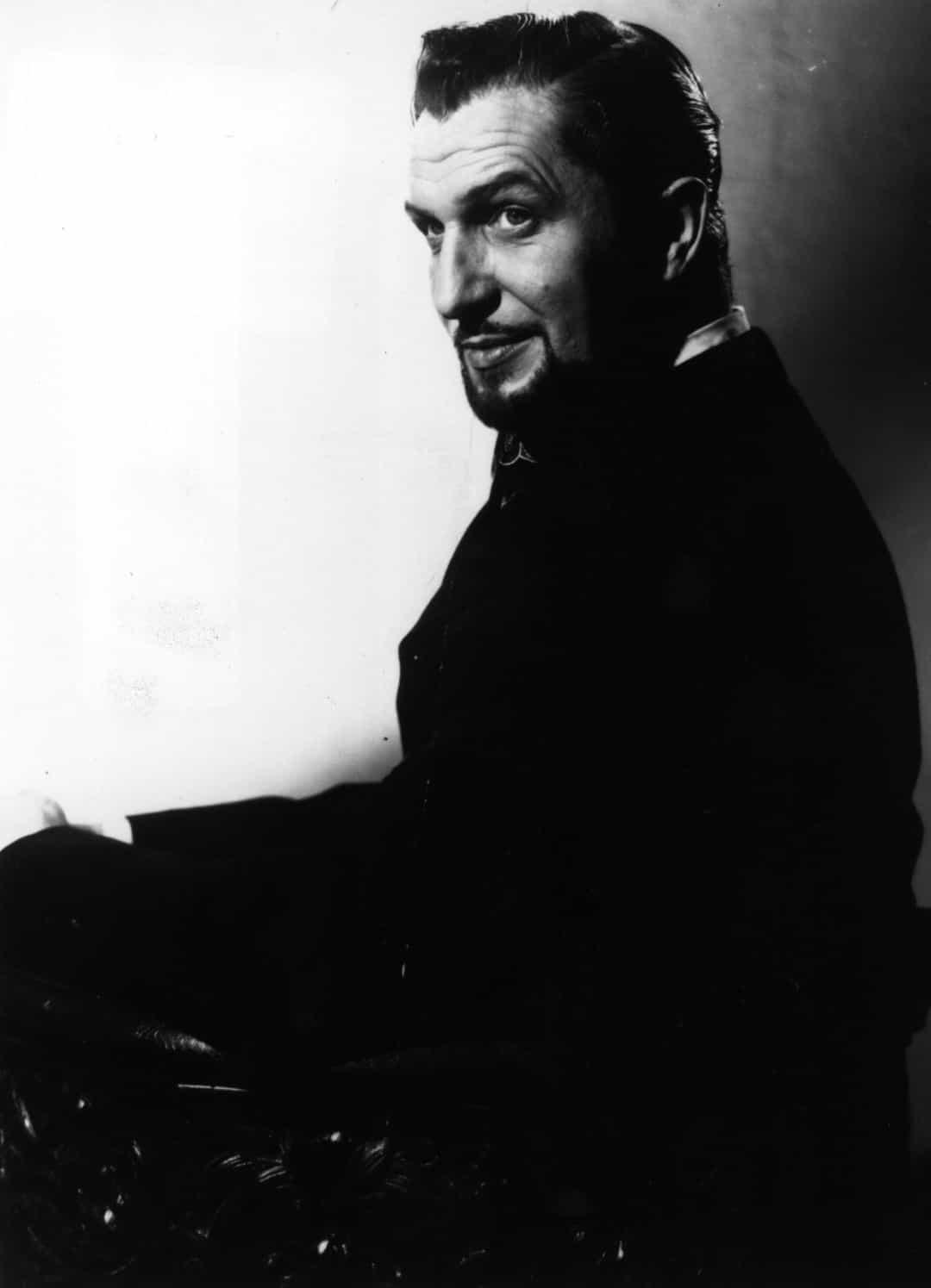 Diễn viên phim kinh dị huyền thoại Vincent Price được Jones đưa vào để đọc lại lời bài hát kết thúc lạnh lùng.  