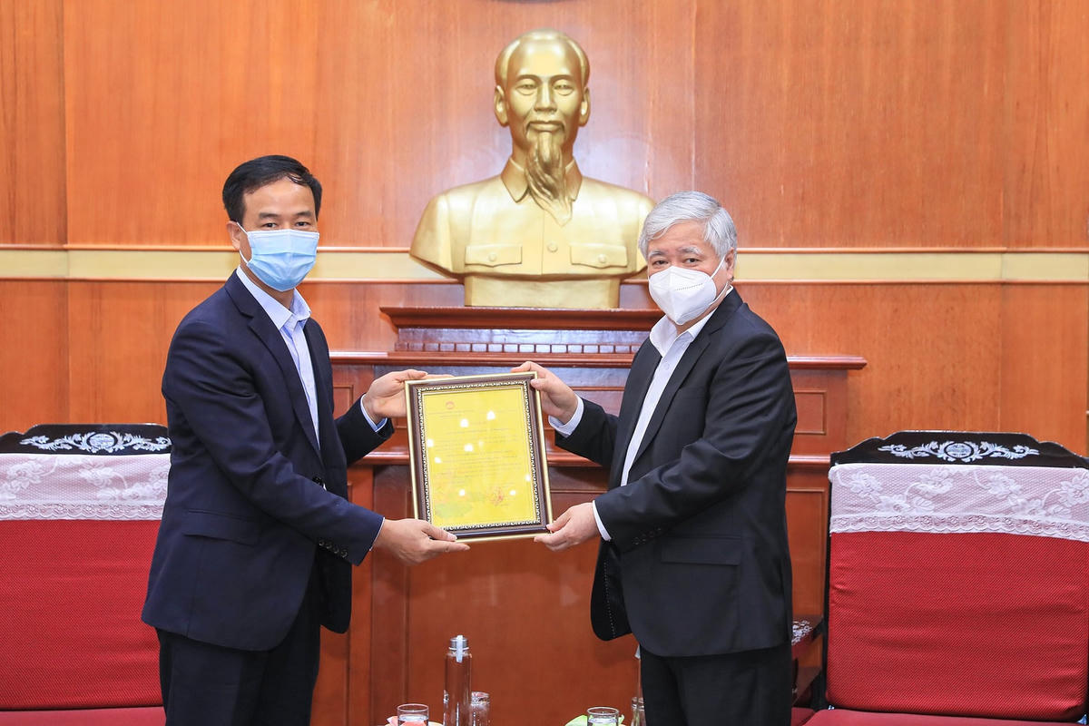Chủ tịch Đỗ Văn Chiến tiếp trao thư cảm ơn Công ty TNHH Thiết bị y tế Phương Đông. Ảnh: Quang Vinh.