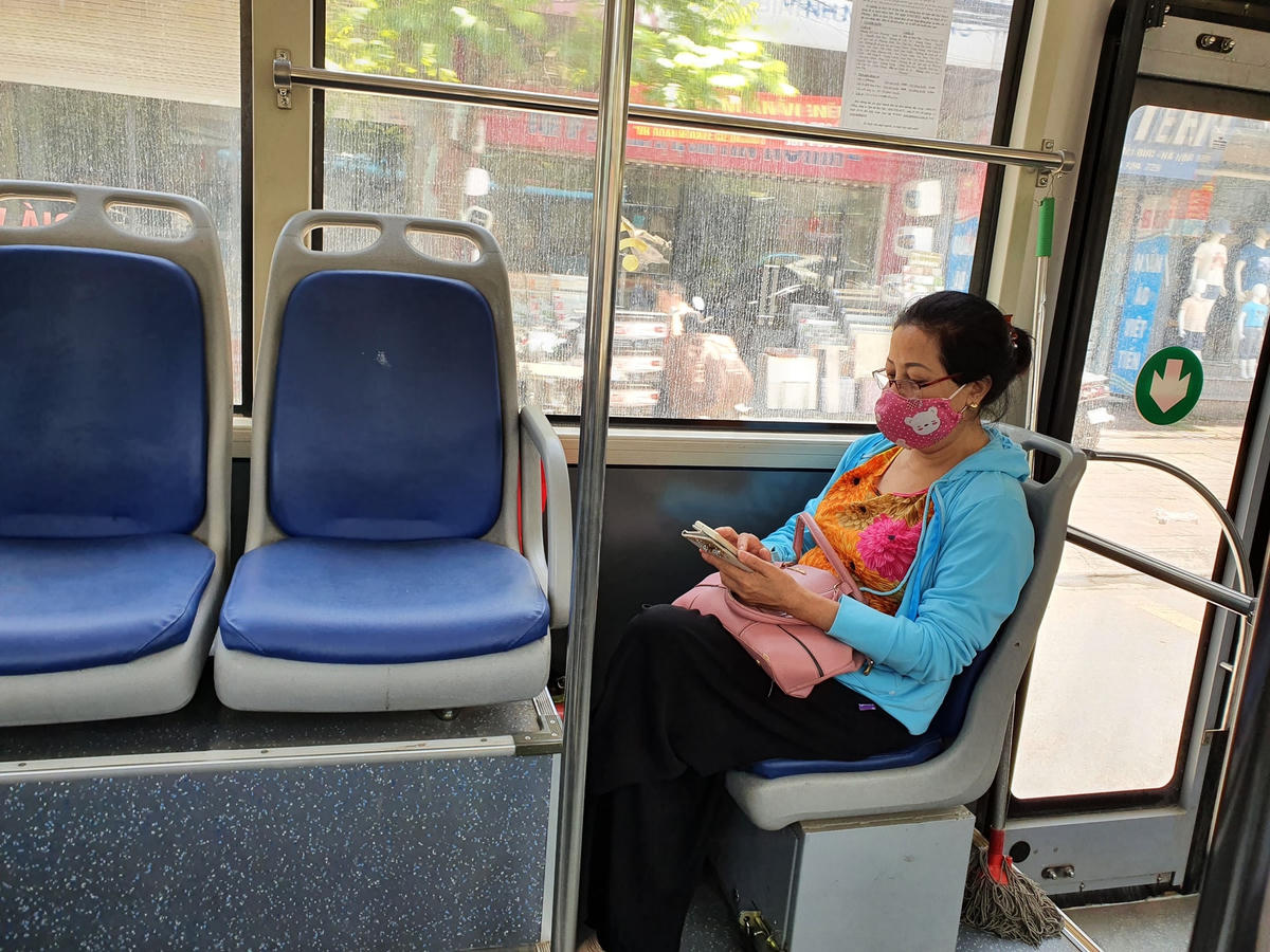 Người dân đều chủ động đeo khẩu trang khi lên xe buýt.