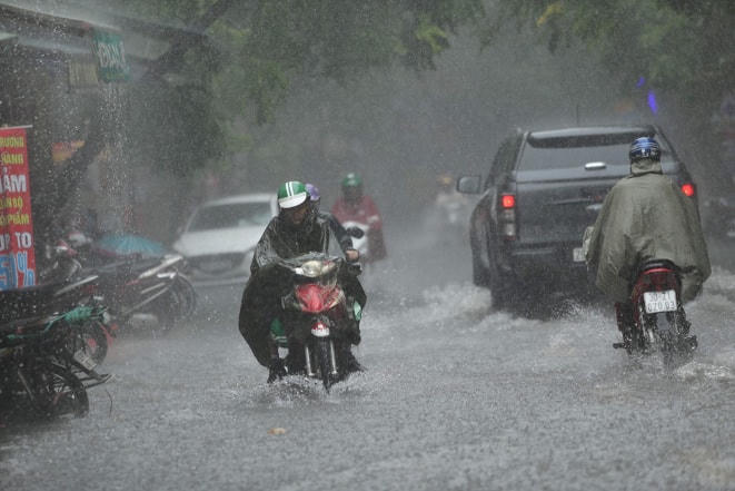 Cả nước tiếp tục nắng nóng, vùng núi Bắc Bộ có mưa lớn