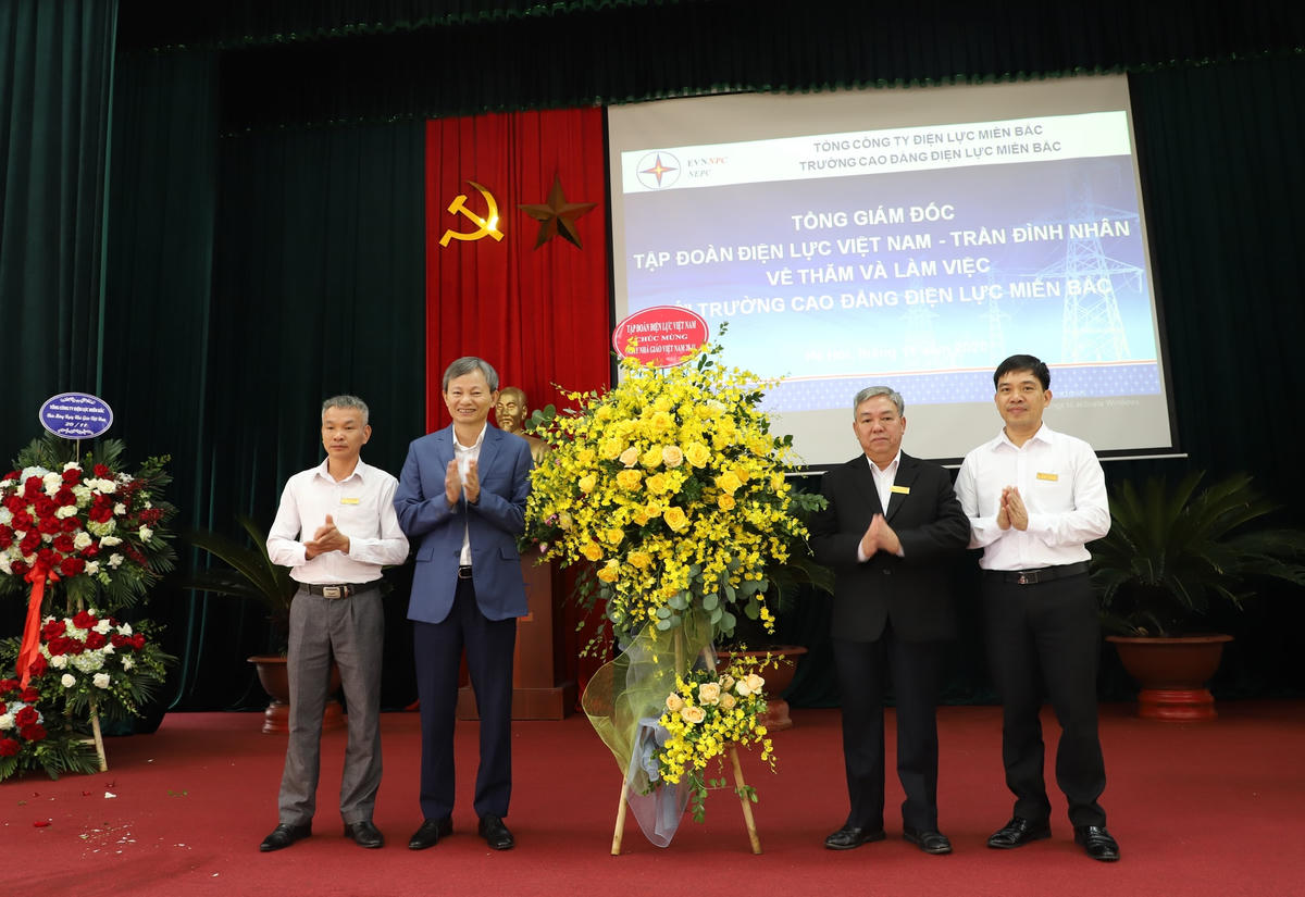 Tổng Giám đốc EVN tặng hoa chúc mừng các thầy, cô giáo trường Cao đẳng Điện lực miền Bắc nhân dịp kỷ niệm 38 năm ngày Nhà giáo Việt Nam (20/11/1982 - 20/11/2020).  
