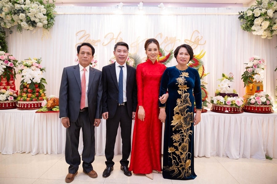 Cả hai chụp ảnh cùng người thân trong gia đình.