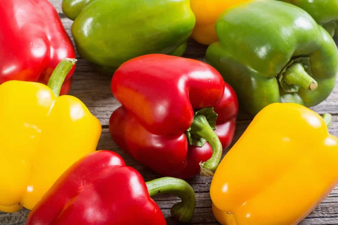 Một chén ớt chuông đỏ băm nhỏ khoảng 150g chứa khoảng 46 calo.  