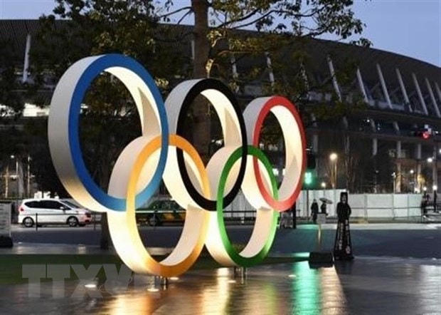 Vòng tròn Olympic được trưng bày tại sân vận động Quốc gia Tokyo, Nhật Bản. Ảnh: Kyodo/TTXVN.  