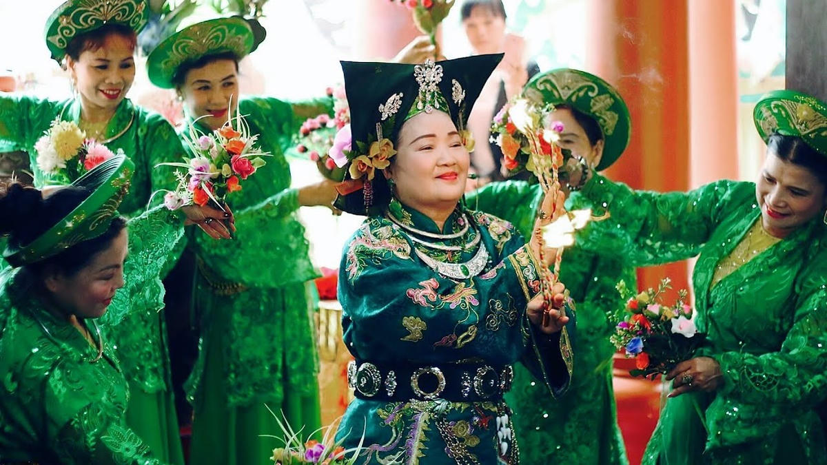 Thực hành tín ngưỡng thờ Mẫu thường thu hút nhiều người tham gia.