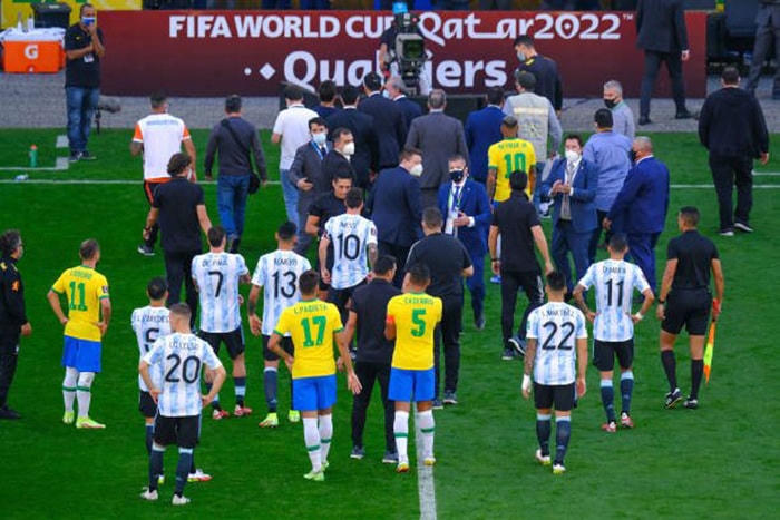 Đại chiến Argentina – Brazil gặp sự cố hy hữu chỉ sau 5 phút khiến Messi nổi giận