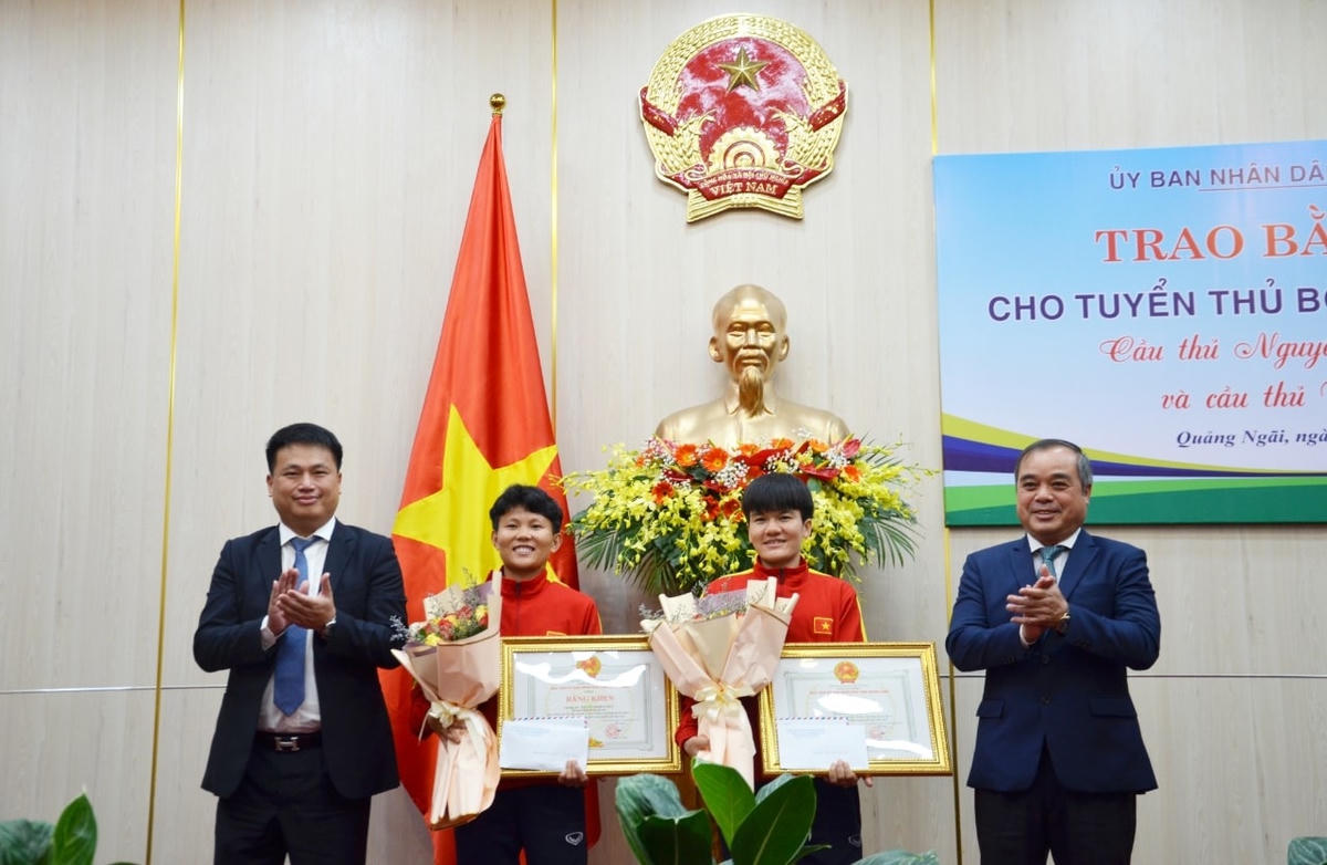 Lãnh đạo tỉnh Quảng Ngãi trao Bằng khen của UBND tỉnh cho 2 cầu thủ Nguyễn Thị Bích Thùy và Trần Thị Thu.  