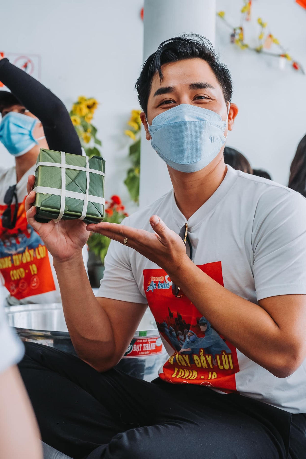 MC Nguyên Khang cùng dàn nghệ sĩ gói bánh chưng, mang hơi ấm Tết vào bệnh viện dã chiến.