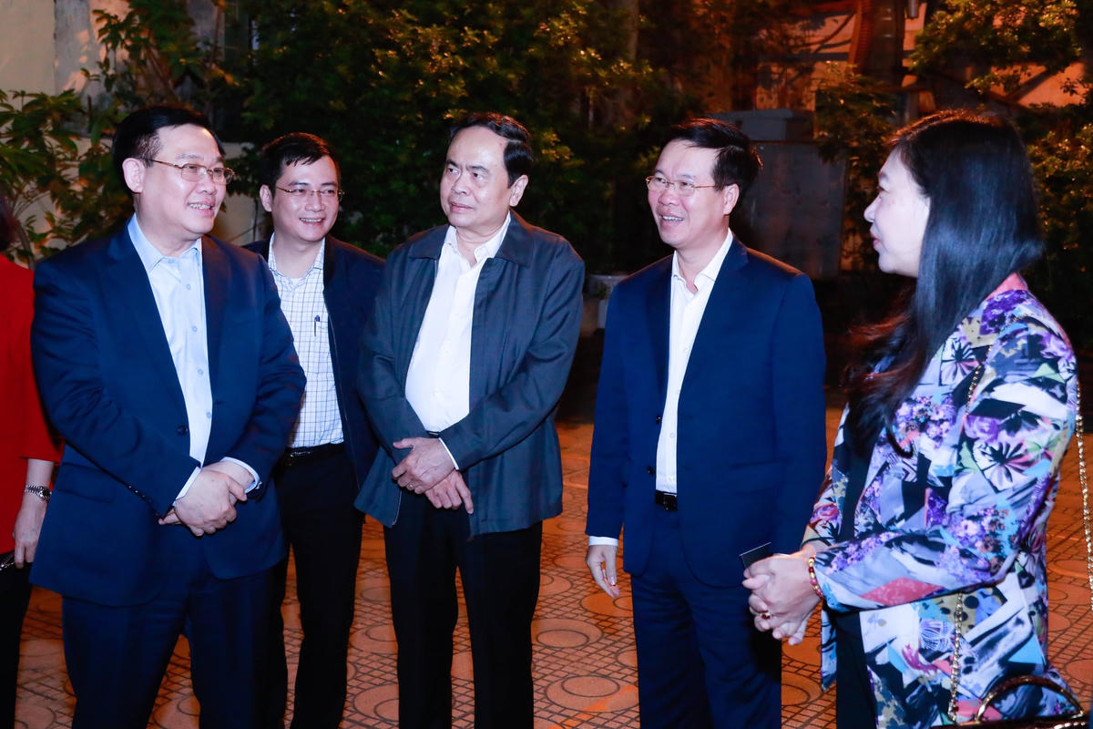 Các đại biểu trao đổi bên lề Hội nghị. Ảnh: Quang Vinh.
