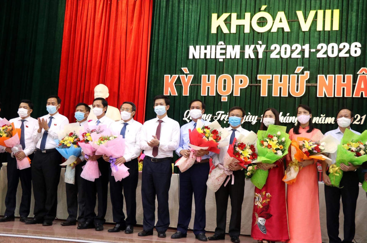 Bí thư Tỉnh uỷ Lê Quang Tùng (giữa) tặng hoa chúc mừng Chủ tịch, Phó Chủ tịch UBND tỉnh cùng lãnh đạo các cơ quan đơn vị.