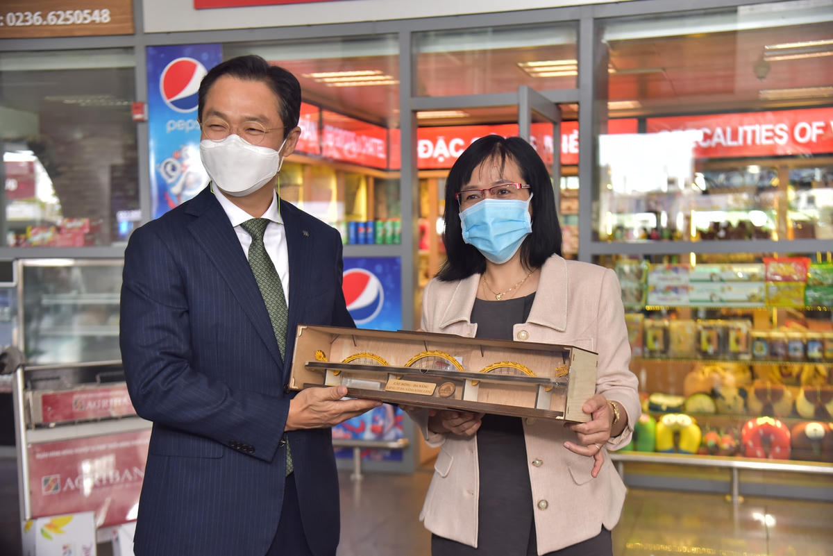 Bà Huỳnh Thị Hương Lan, đại diện Sở Du lịch trao quà tặng của chính quyền TP Đà Nẵng cho ông Sang Lee, Tổng Giám đốc Manulife Việt Nam.