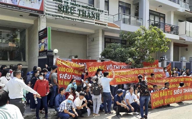Hàng trăm khách hàng căng băng rôn phản đối chủ đầu tư dự án Nam An để đòi quyền lợi. Ảnh T. Quang.