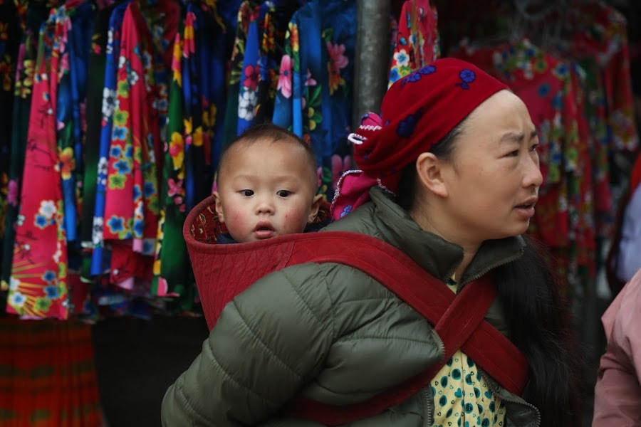 Đi chợ cùng mẹ.