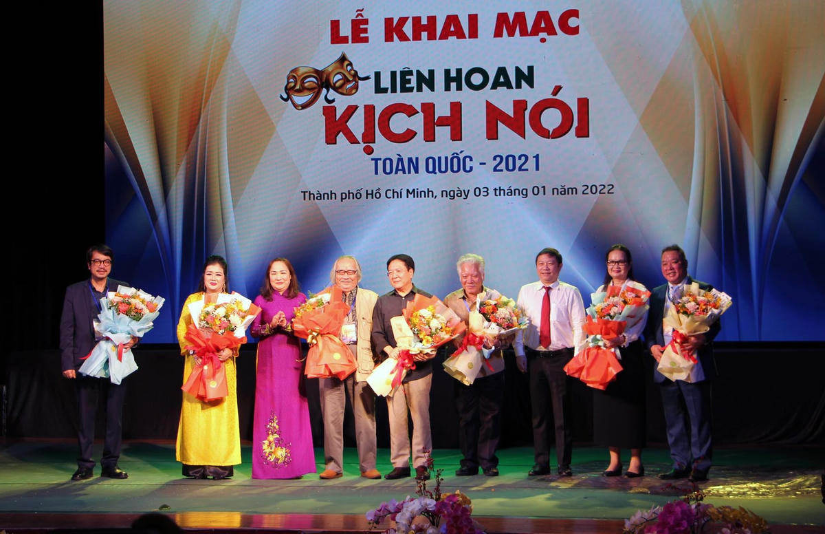 Phó Chủ tịch UBND TP Hồ Chí Minh Dương Anh Đức và NSND Trịnh Thúy Mùi, Chủ tịch Hội Nghệ sĩ Sân khấu Việt Nam tặng hoa Hội đồng nghệ thuật.