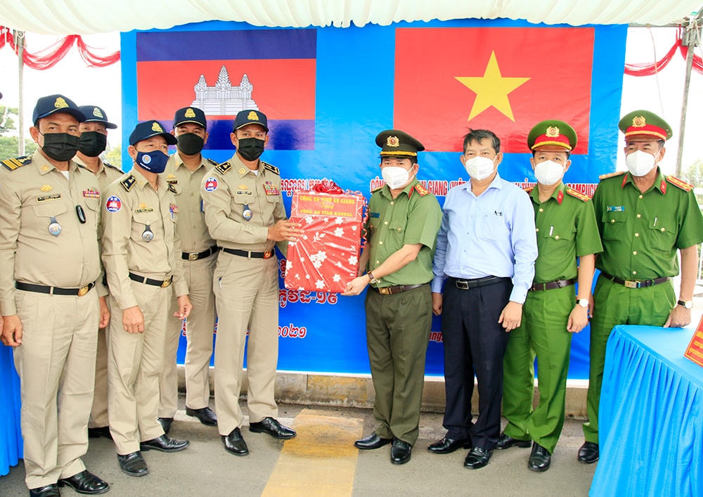 Đại tá Đinh Văn Nơi, Giám đốc Công an tỉnh An Giang trao quà cho Giám đốc Công an tỉnh Kandal.