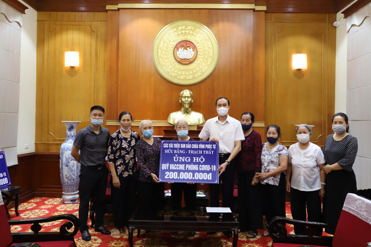 Phó Chủ tịch Phùng Khánh Tài tiếp nhận ủng hộ từ các vãi trên tam bảo chùa Vĩnh Phúc Tự (Hữu Bằng, Thạch Thất).